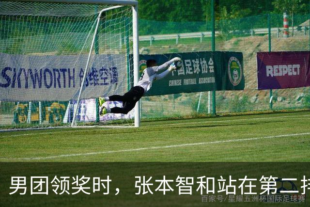 男团领奖时，张本智和站在第二排与国乒握手，松岛辉空全程无表情